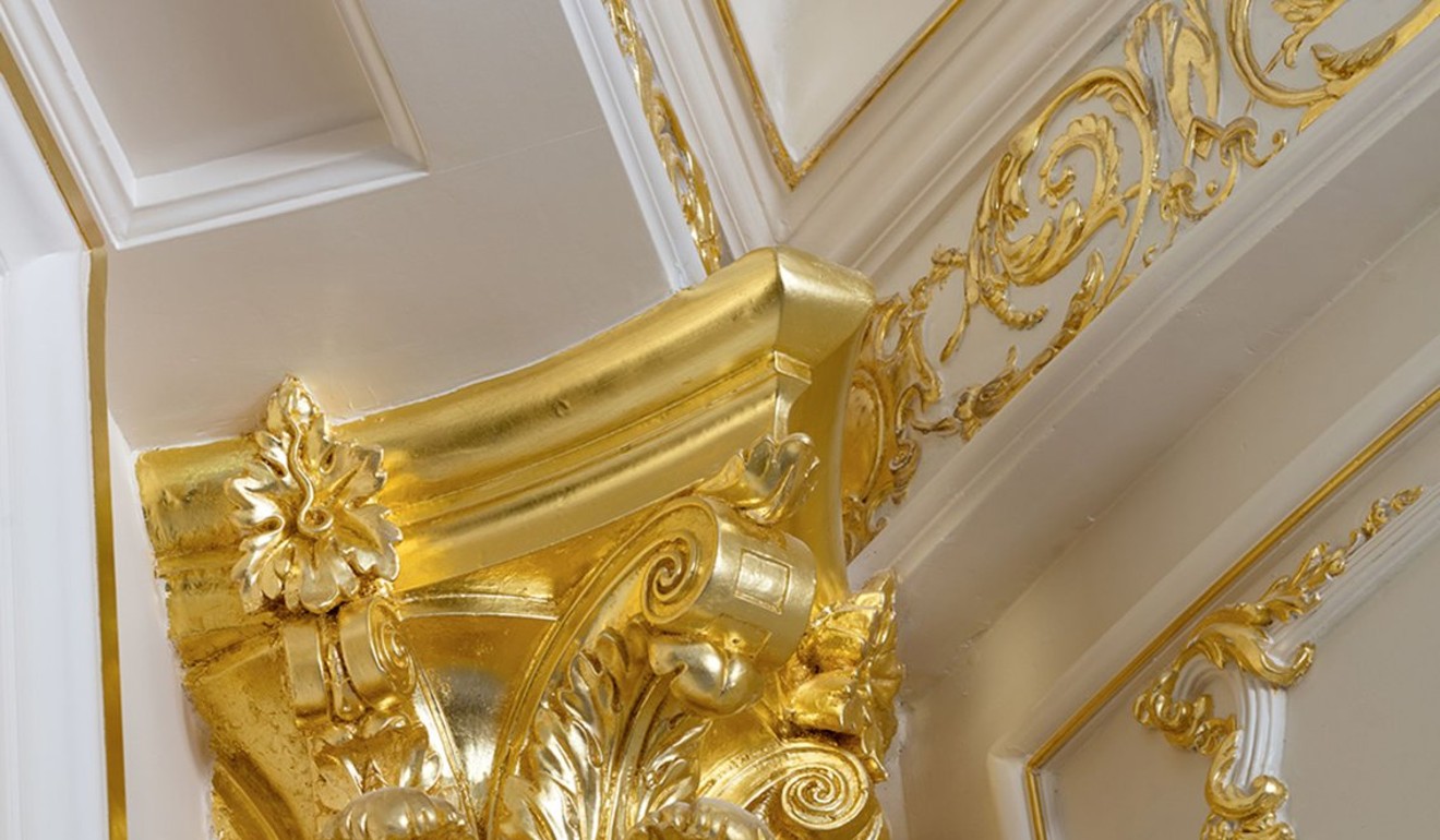 The crown moulding throughout is gilded in 22-carat gold.