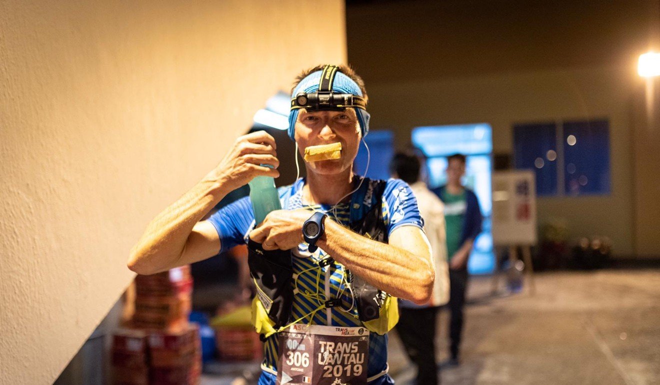 Antoine Guillon has a bite to eat before the start. Photo: Sunny Lee