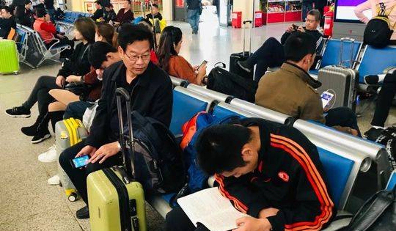 Zhu Zheng, 17, studying at a train station. Photo: Thecover.cn