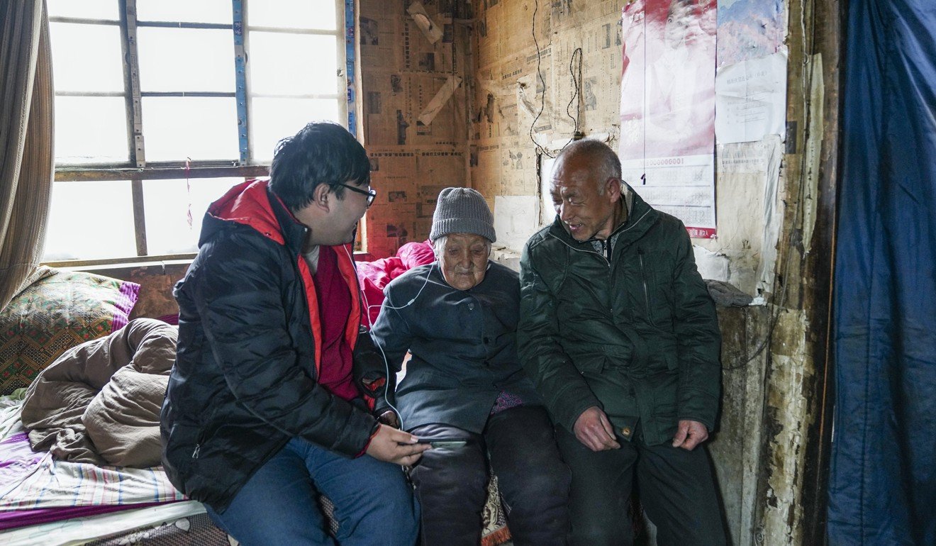 Wang Sheming with his elderly mother and son. Photo: Lea Li