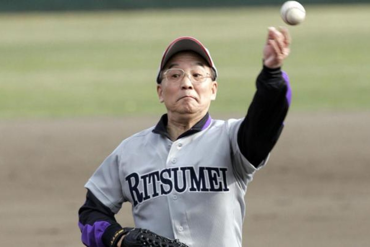 Premier Wen Jiabao plays baseball with university students in Kyoto.