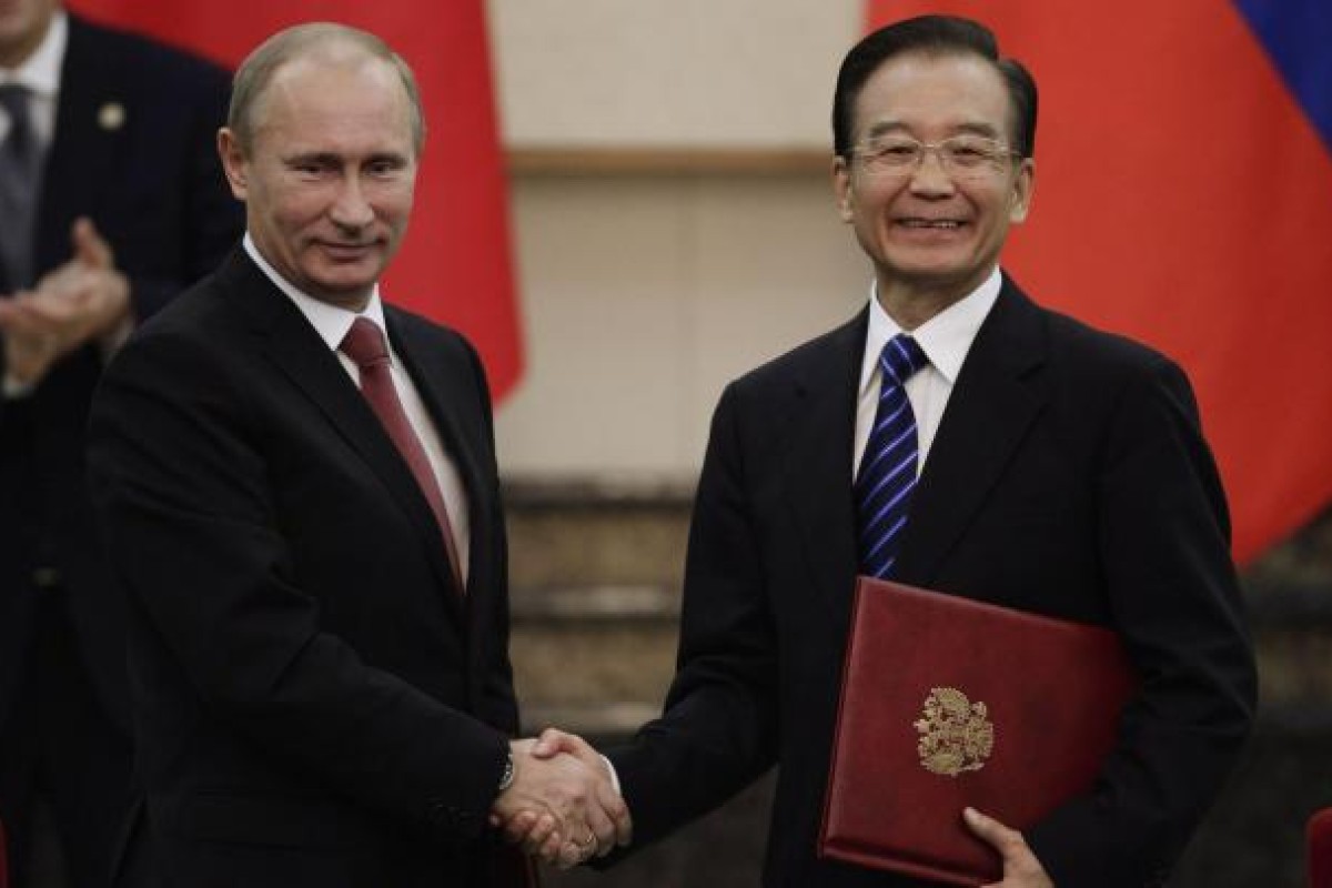 Russian Prime Minister Vladimir Putin (left) shakes hands with Chinese Premier Wen Jiabao (right) in Beijing. Photo: Reuters