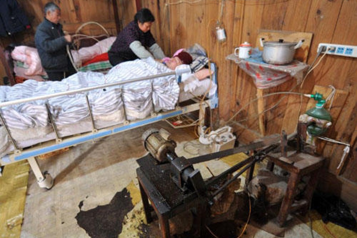 Hospital To Help Fu Xuepeng Whose Parents Hand Pump Air - 