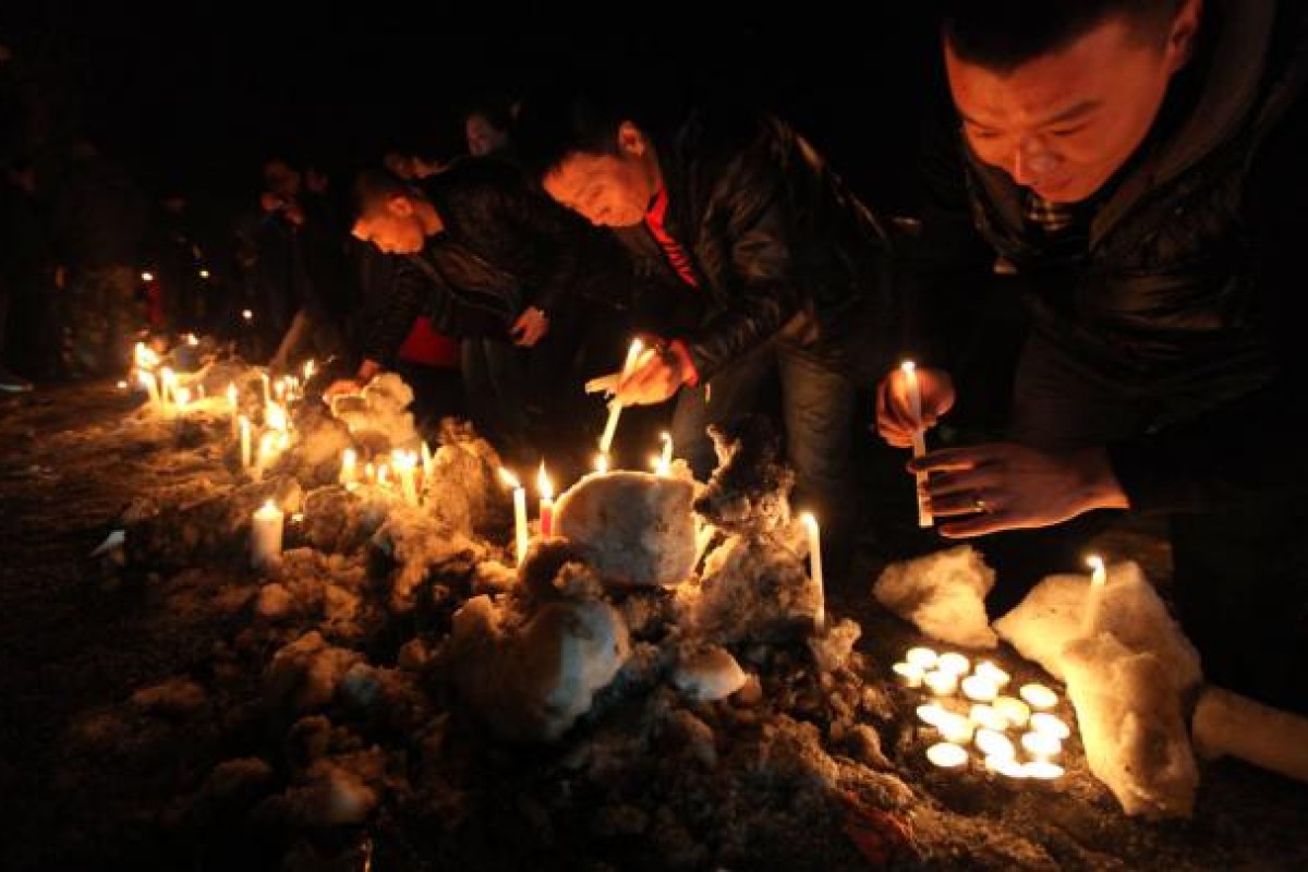 Changchun citizens gathered together to mourn the death of a two-month-old baby killed by a car thief in Changchun. Photo: AFP