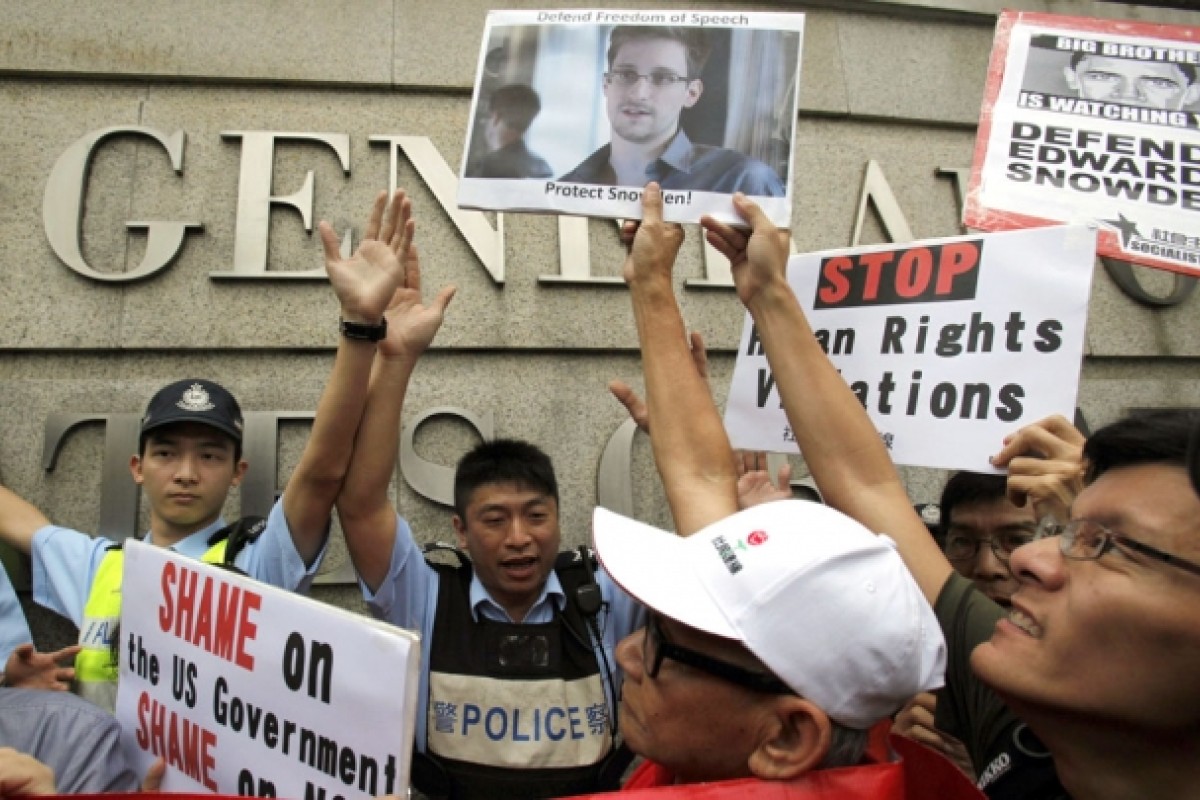 Members of the League of Social Democrats gather at HSBC headquarters in Central before marching to the US consulate general in support of whistle-blower Edward Snowden yesterday. Photo: Edward Wong