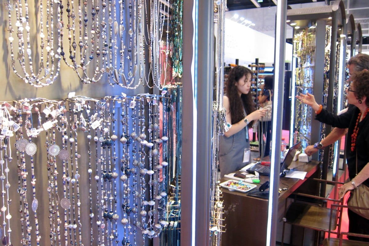 Shenzhen visitor at Hong Kong jewellery fair finds and returns HK250m