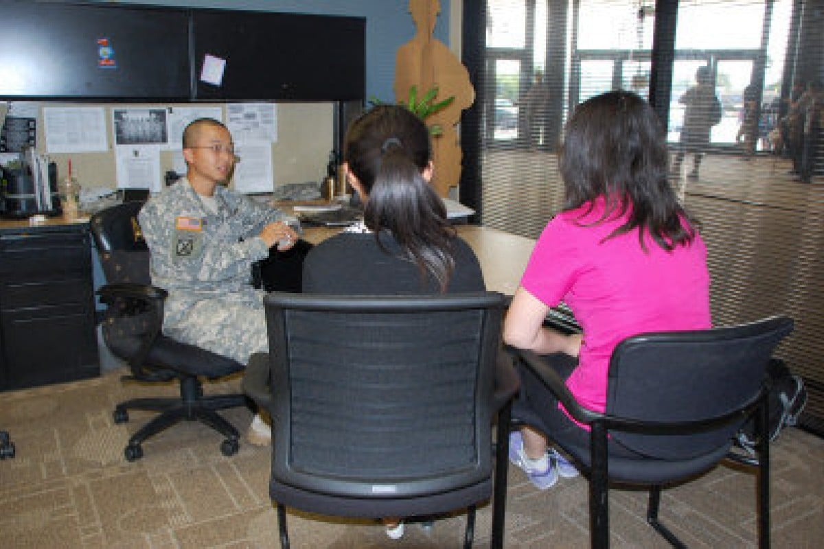 A military recruiter meets two Chinese women. Photo: Screenshot via World Journal