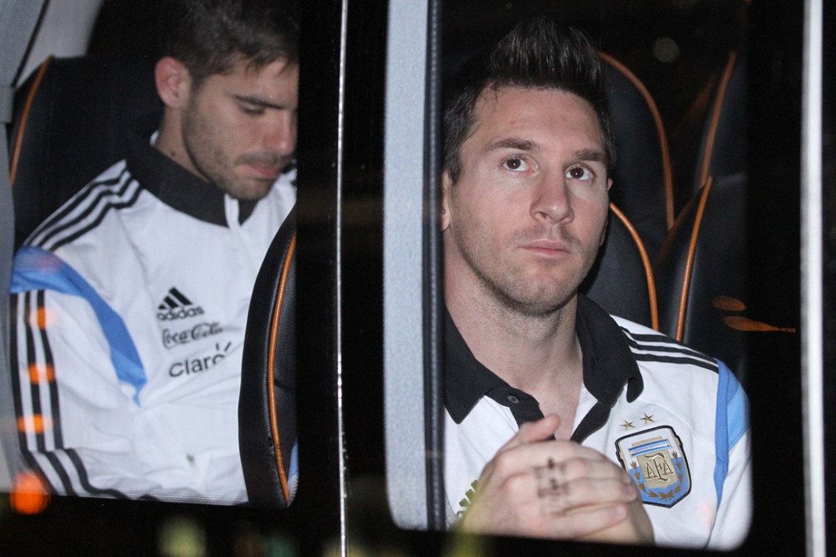 Fans Left Disappointed As Lionel Messi Gives Autograph Hunters A Body Swerve South China Morning Post
