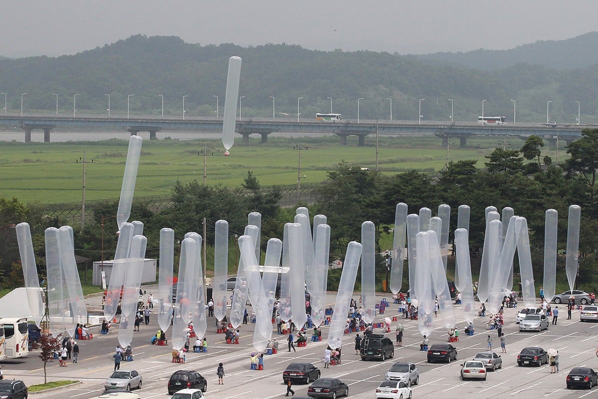 Aktivis Fighters for a Free North Korea (FFNK) tengah menerbangkan balon yang membawa pamflet anti-Pyongyang berisi propaganda pada Juli 2014