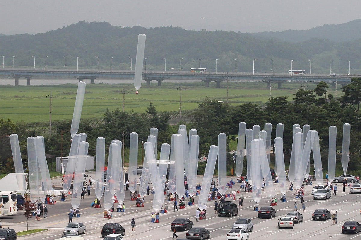 Aktivis  Fighters for a Free North Korea (FFNK) tengah menerbangkan balon yang membawa pamflet anti-Pyongyang berisi propaganda pada Juli 2014 