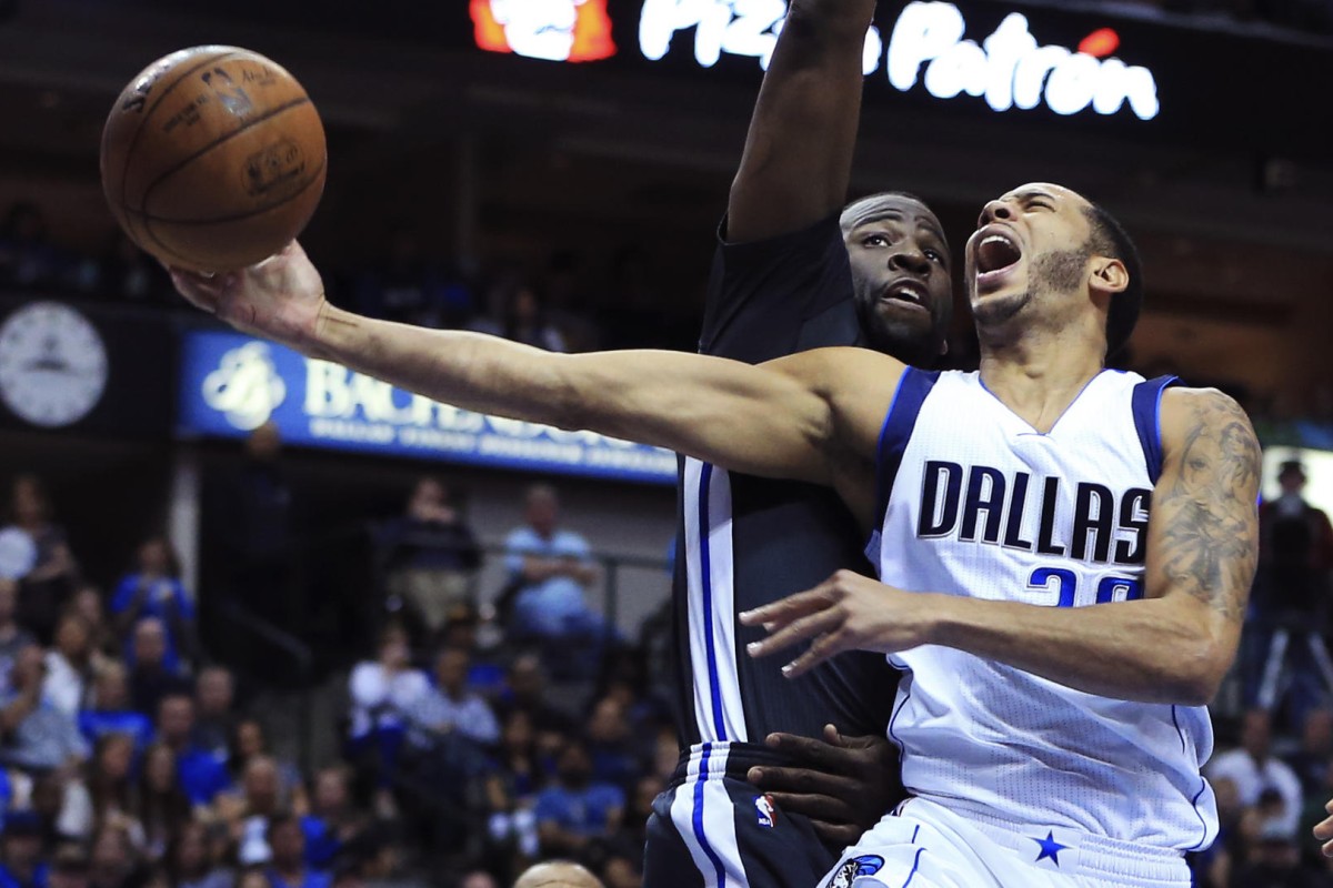 Dallas Mavericks' guard Devin Harris tries to shoot while under pressure from Warriors' Draymond Green. Photo: USA Today Sports