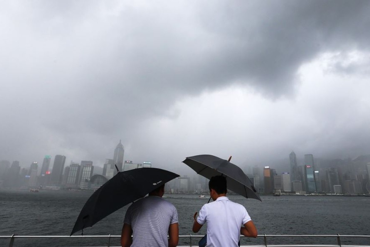 Typhoon Mujigae forecast closest to Hong Kong after midnight as city