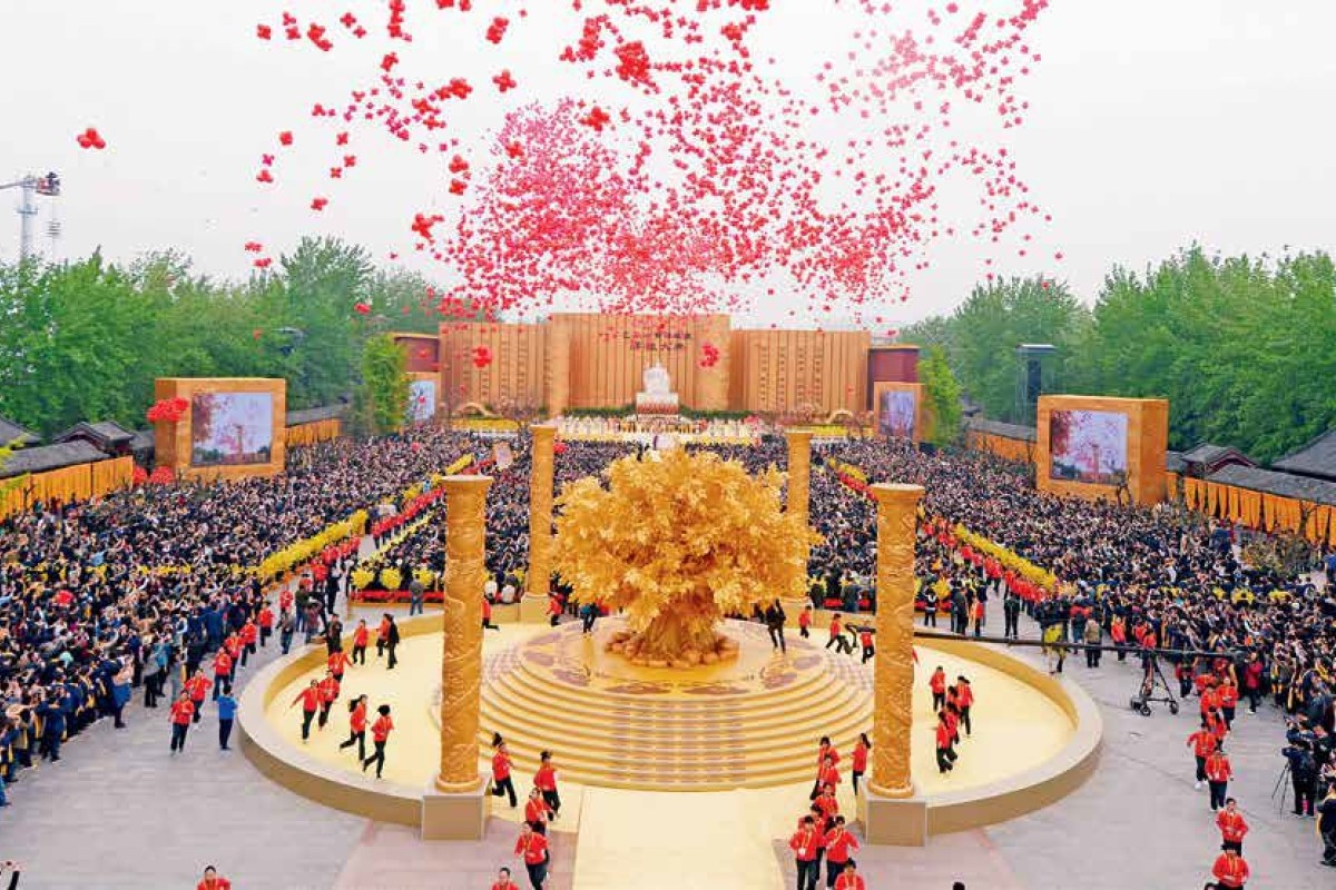 Every year on the third day of the third month on the Chinese lunar calendar, more than 20,000 Chinese people – domestic or overseas – would gather in Xinzheng in Zhengzhou city, the birthplace of their Great ancestor, to offer sacrifices and worship.