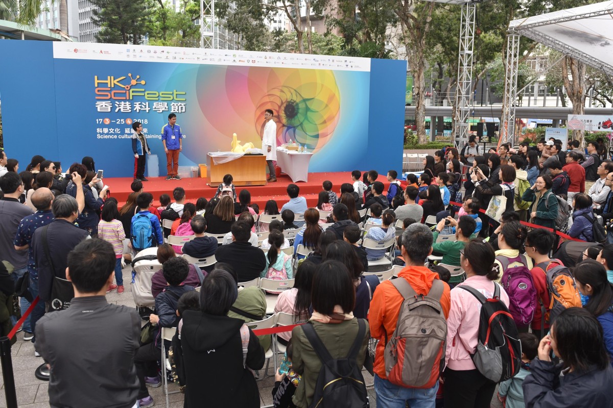 To open the event with a bang, the Fun Science Carnival was held on March 17 and 18 featuring lots of amazing performances and fun science experiments. 