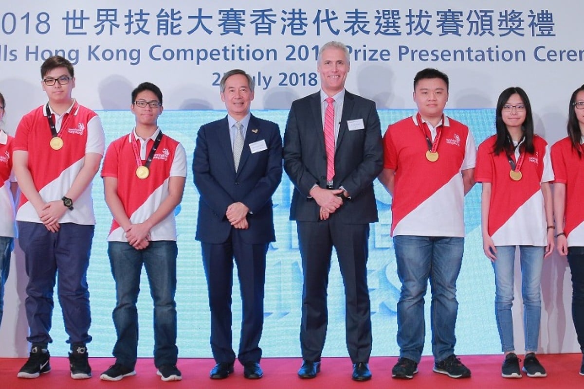 Chairman of the Standing Committee on Youth Skills Competition of Hong Kong, Dr Clement Chen Cheng-jen and David Hoey, Chief Executive Officer of WorldSkills International (centre), presented awards to winners of the WorldSkills Hong Kong Competition.