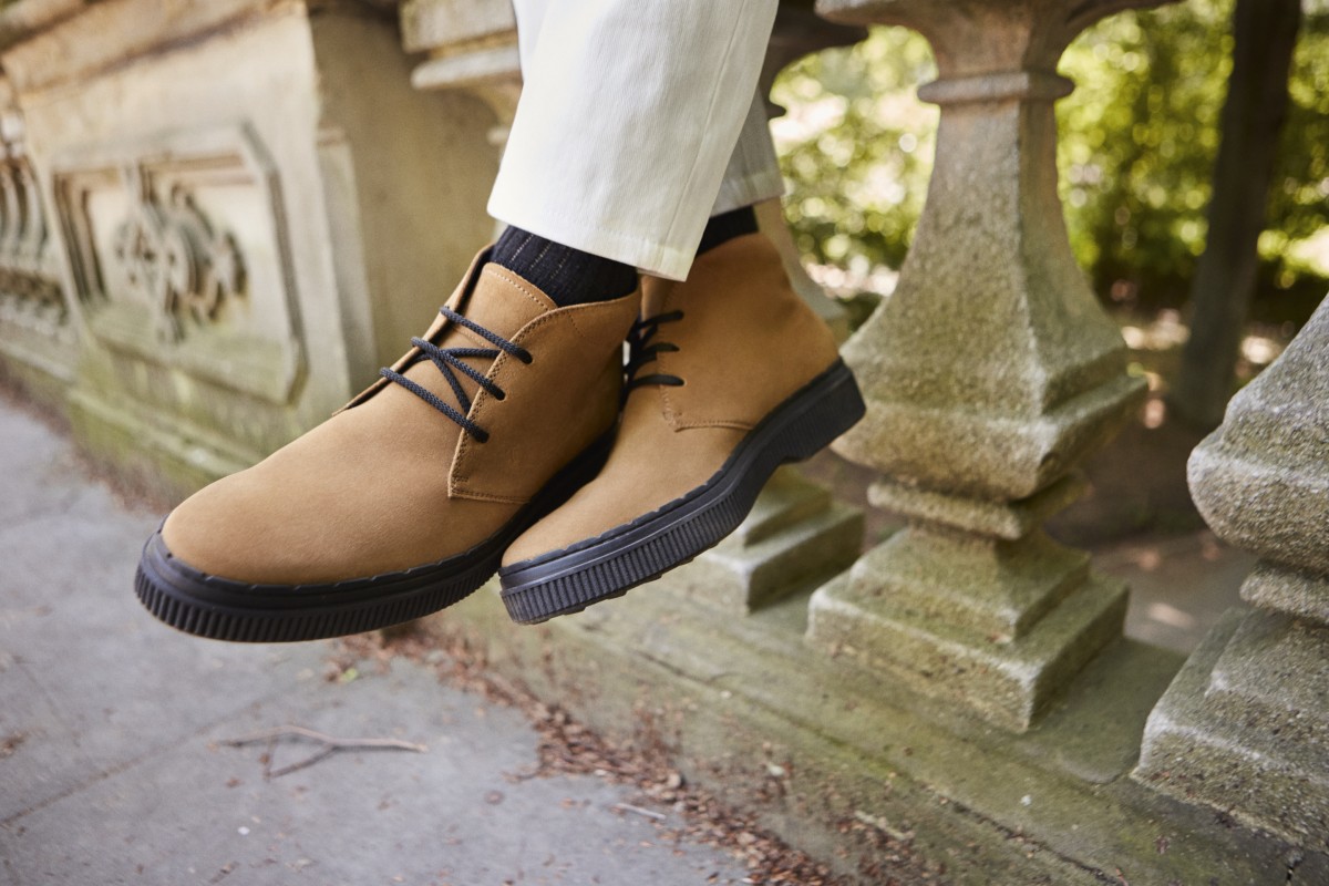 Tod’s ankle boots in suede with stamped Tod’s monogram.