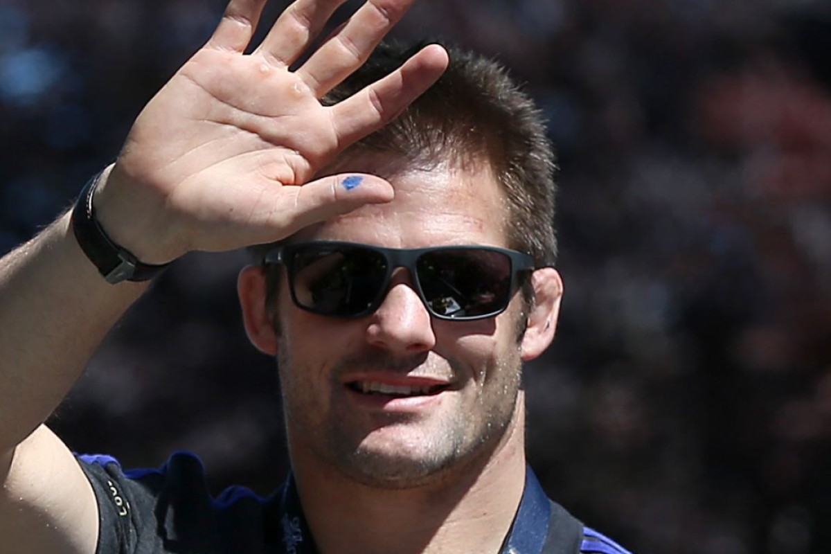 (FILES) - A file picture taken on November 5, 2015, New Zealand's All Blacks rugby team captain Richie McCaw arrives at an official welcome parade and reception for the team in Christchurch, following their Rugby World Cup win against Australia in England on October 31. All Black skipper Richie McCaw announced his retirement on November 18, 2015. AFP PHOTO / Fiona GOODALL
