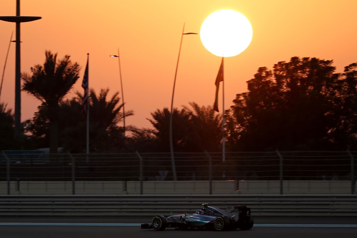 Mercedes AMG Petronas F1 Team's German driver Nico Rosberg races during the of the Abu Dhabi Formula One Grand Prix at the Yas Marina circuit on November 29, 2015. AFP PHOTO / KARIM SAHIB