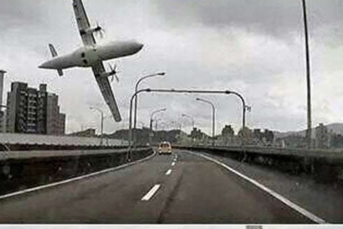 The TransAsia Airways flight clipped a taxi as it crashed into the Keelung River. Photo: Xinhua