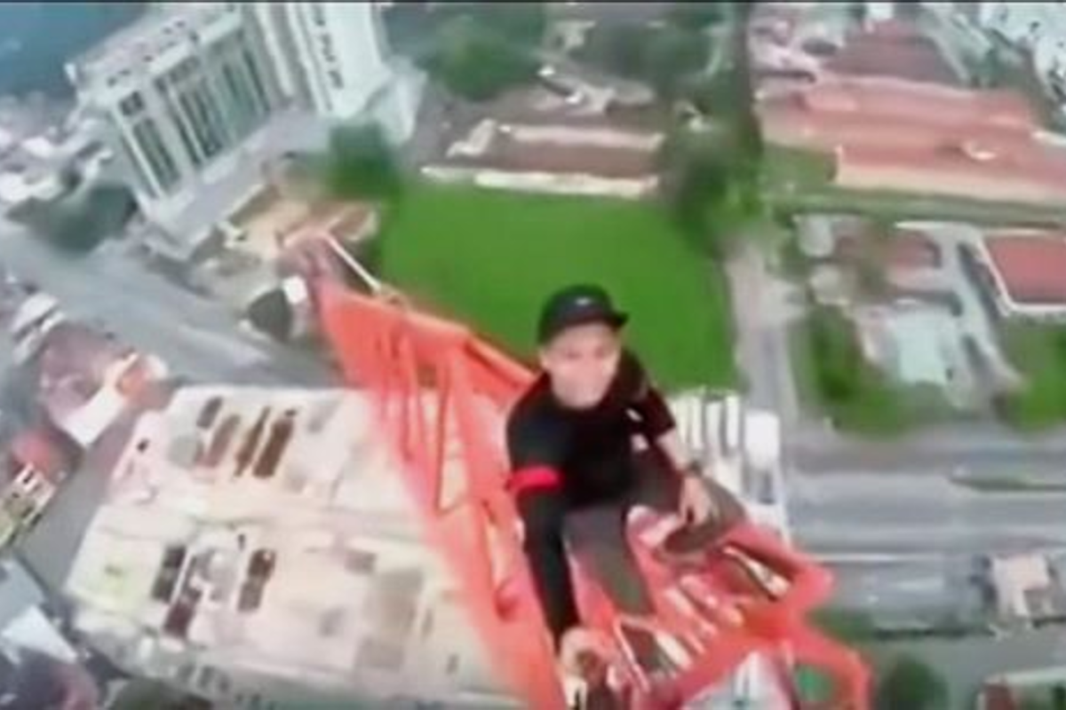 Malaysian Developers To Probe High Rise Climb For Dangerous Selfie South China Morning Post