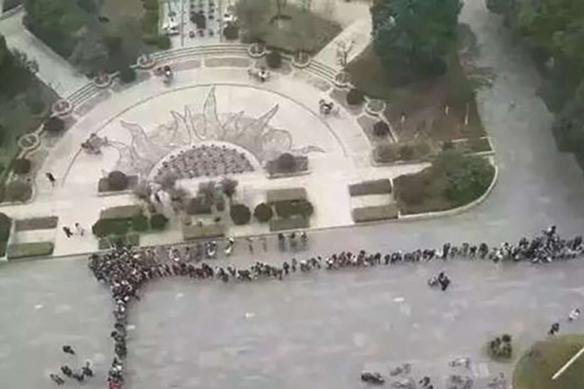 Chinese University Students Queue For Hours For Library - 