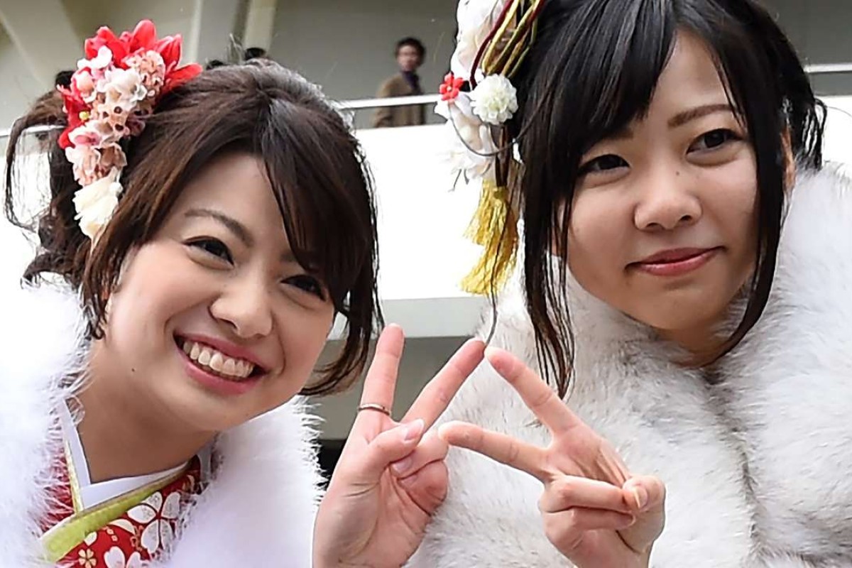 Striking a peace sign in selfies could lead to fingerprint data theft