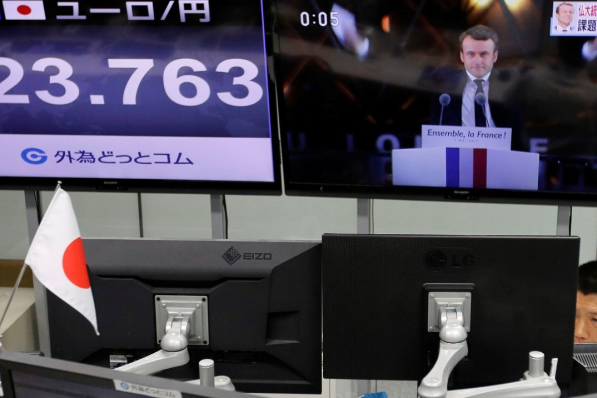 US dollar hits 8week peak against yen due to higher