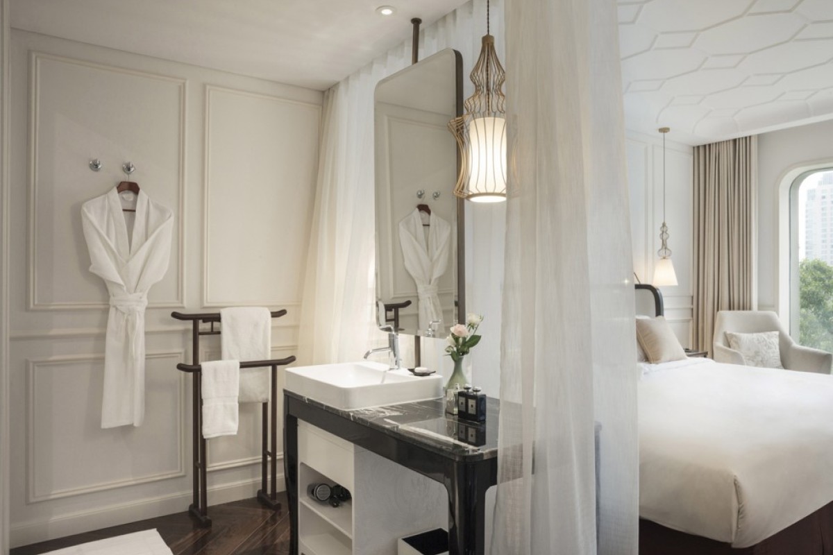 Hotel Des Arts Saigon Luxurious Spectacularly Swanky Art - 