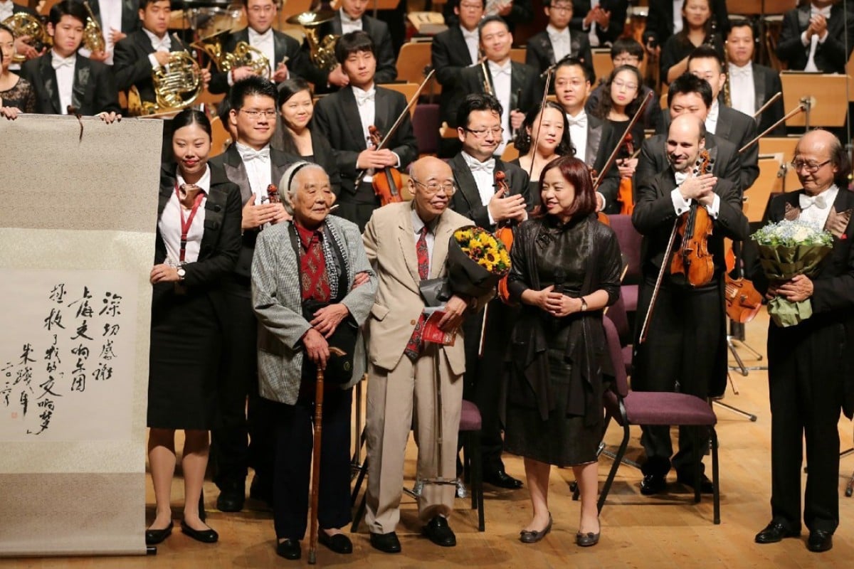 Chinese composer Zhu Jianer (centre) is applauded by the Shanghai Symphony Orchestra last year. Photo: Weibo