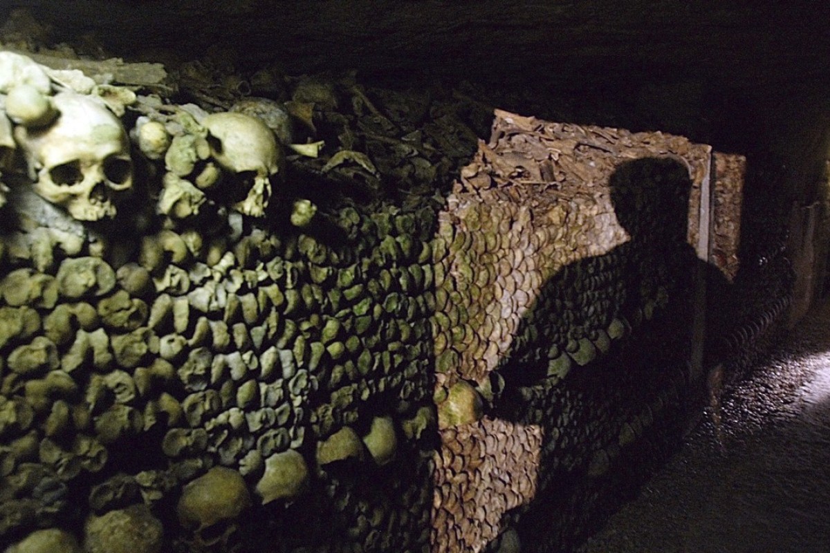 Skeleton crew thieves bore into cellar via Paris to steal €