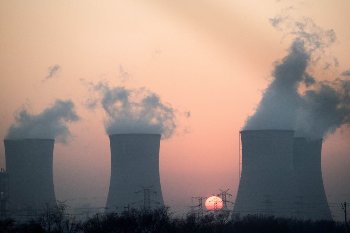 Smoke rises from a coal-fired power plant near Hengshui in China's Hebei province. Datang International on Wednesday agreed to buy three wholly-owned regional units in Hebei, Anhui and Heilongjiang provinces from parent China Datang Group. Photo: AFP