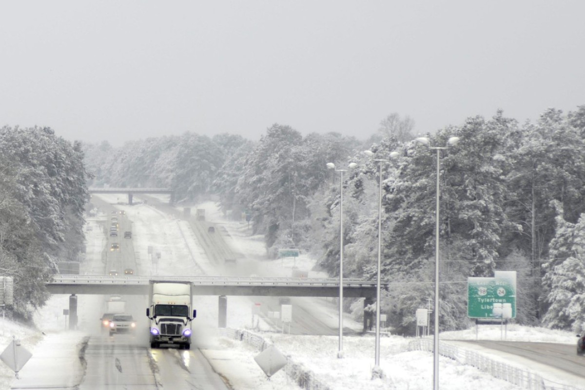 Travel chaos after early snow blankets southern US states South China