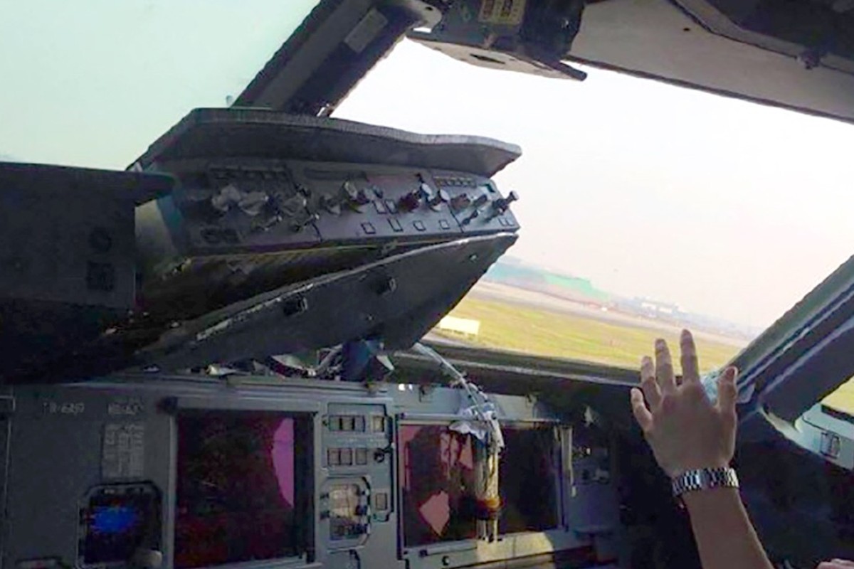 Wallpaper Chinese Airliner Makes Emergency Landing After Cockpit Window For Free