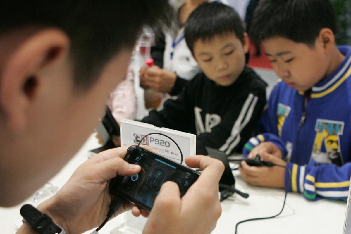 kids playing mobile games