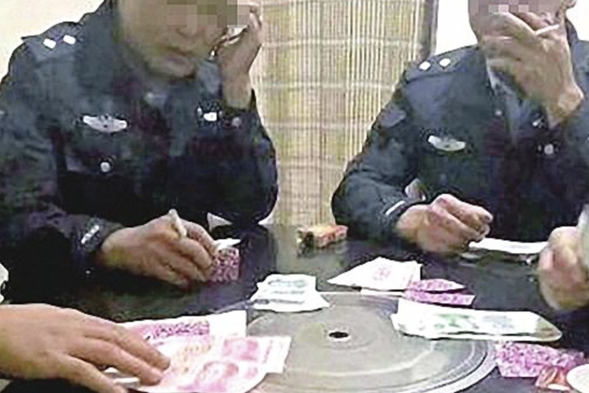 Four uniformed urban inspectors were detained after footage of them gambling surfaced online. Photo: Thepaper.cn