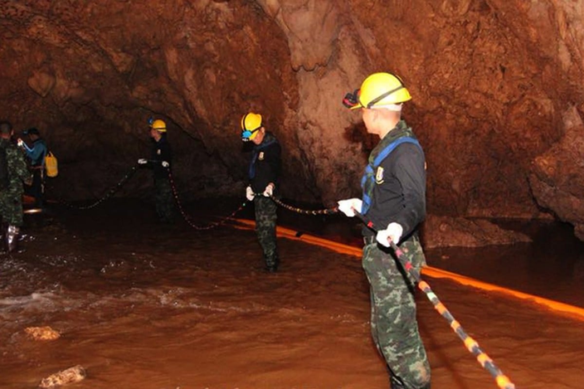 Schoolgirl Thai - Ex-Seal diver dies during rescue operation for Thai cave ...