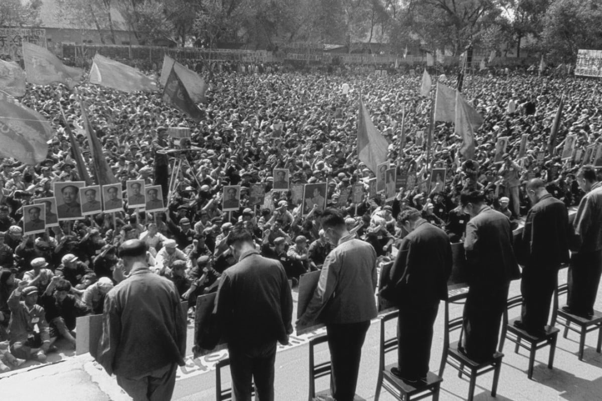 Party chiefs in Harbin are denounced in front of a large crowd in April 1967. Photo: Li Zhensheng (The Chinese University Press)