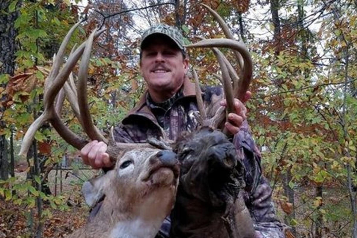 Hunter shoots deer with two heads. One was already dead | South China