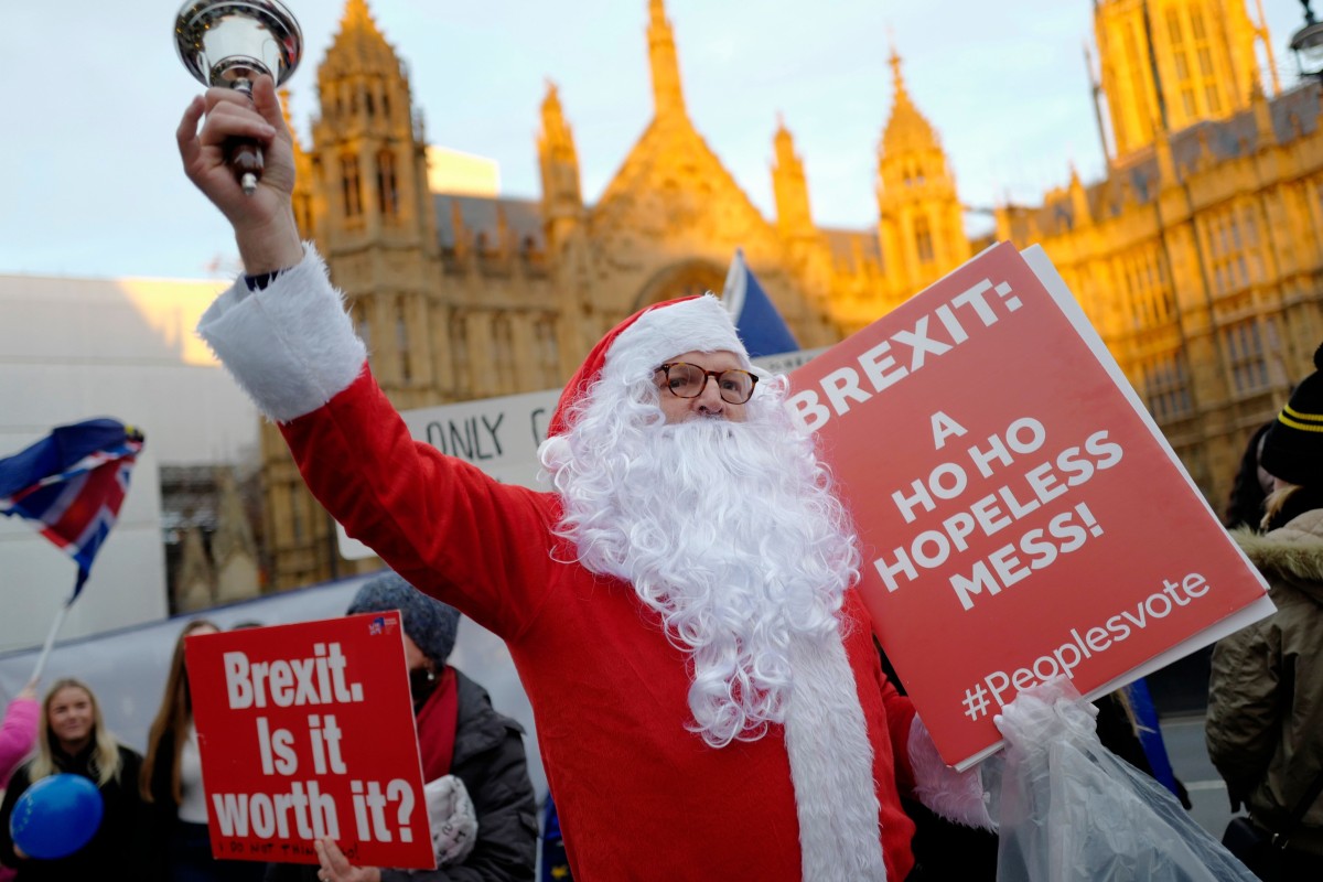 Anti-Brexit demonstrators protest outside Parliament, in London on December 10, as Theresa May announced a postponement of a crucial vote on the Brexit agreement struck with EU leaders last month. Photo: AFP