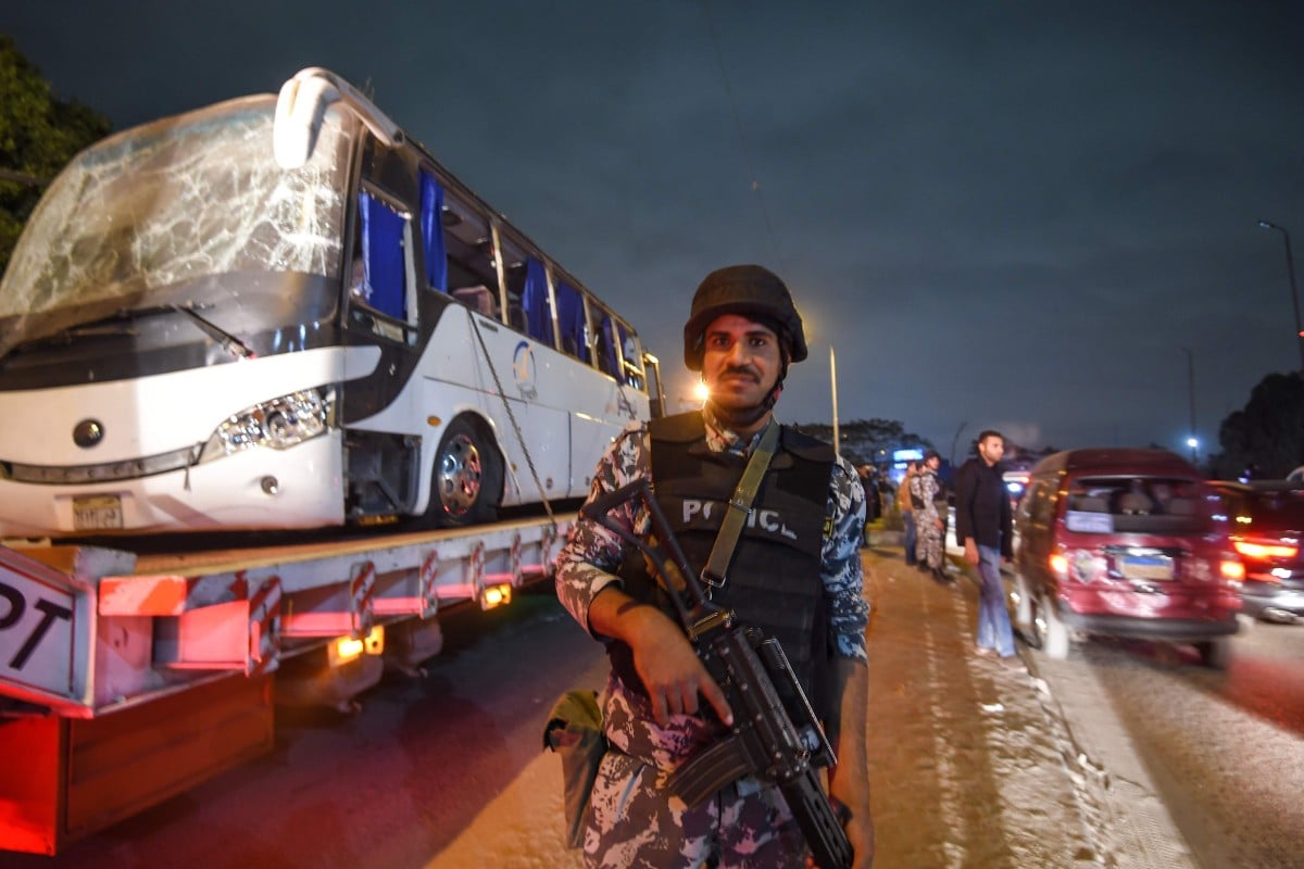 The tourist bus being towed away from the scene in Giza province, south of the Egyptian capital Cairo, after three Vietnamese holidaymakers and an Egyptian tour guide were killed by a roadside bomb blast on December 28, 2018. Photo: AFP