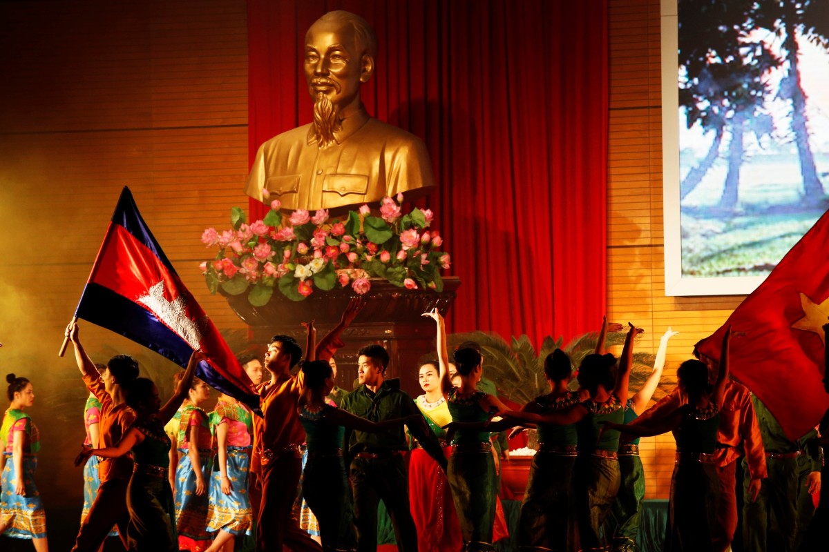 Performers dressed in Cambodian traditional costumes and Vietnamese soldier uniforms, wave Cambodian and Vietnamese flags during a ceremony to mark the 40th anniversary of the January 7 victory over the Khmer Rouge, in Hanoi, Vietnam on January 4, 2019. Photo: Reuters