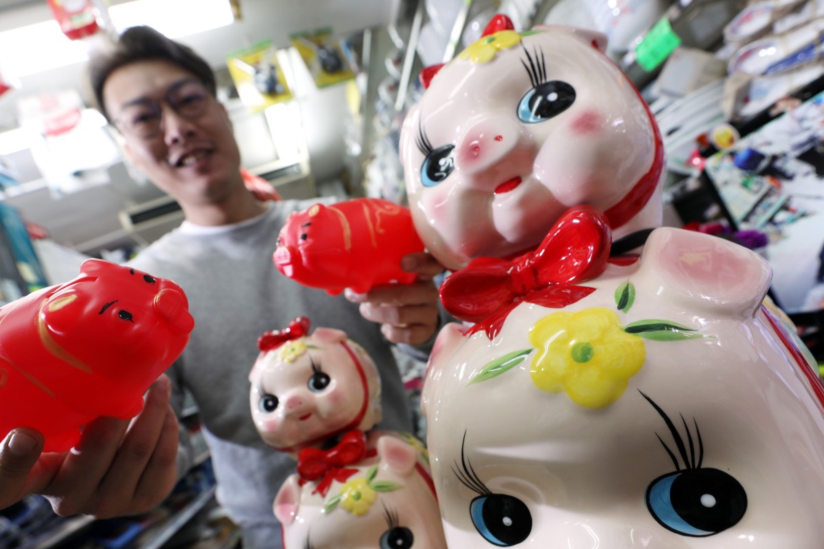 Mainland Tourists Flood Into Hong Kong But Small Retailers See No - 