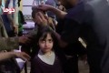 シリアのドゥーマで化学兵器が攻撃された容疑で少女が治療を受けた。 写真：ロイター