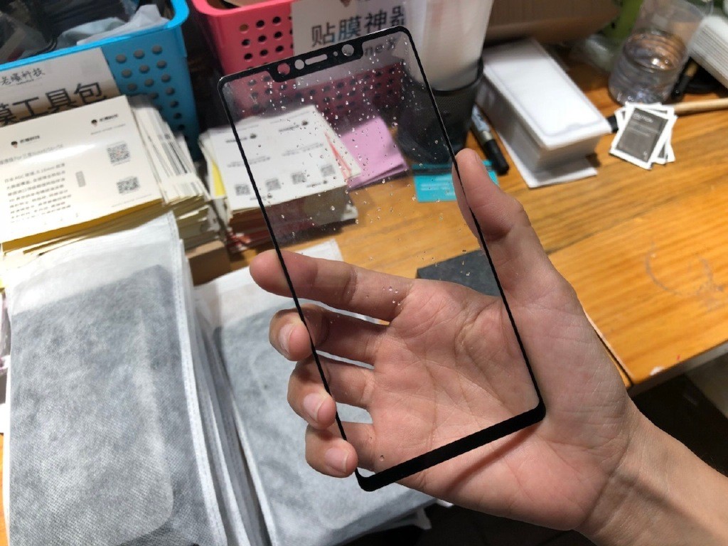 Laobaotech, a verified tech blogger on Weibo, posted a set of pictures of what appears to be the tempered glass front of Mi 7. (Picture: Weibo/Laobaotech)