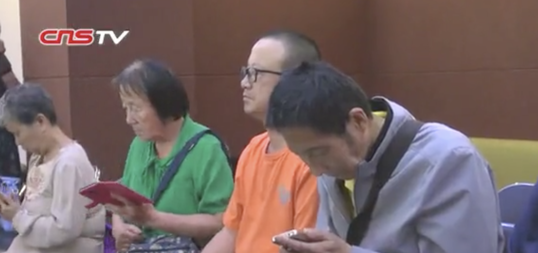 Patrons of the library for the blind in Kunming using smartphones. (Picture: Chinanews.com)