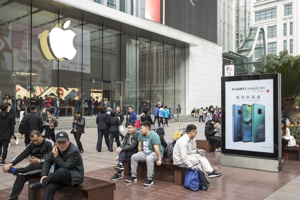 Huawei finds a good ad spot: Outside an Apple store in Shanghai in November, 2018. (Picture: Bloomberg)