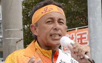 Denny Tamaki delivers a speech during his election campaign for Okinawa governor. Photo: AP
