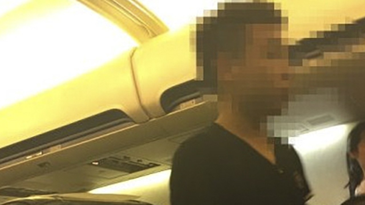 Chinese Air Passenger Demands Cabin Crew Open Door During