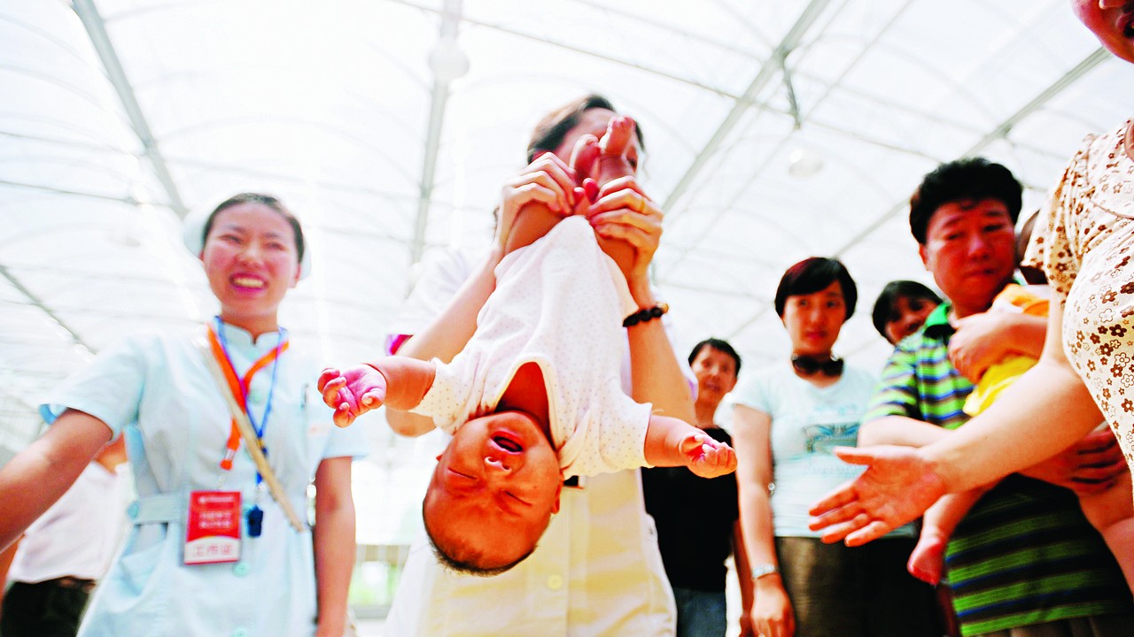 obmen-zhenami-vo-vremya-seksa-v-palatke