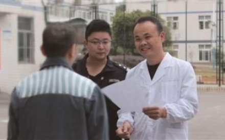The prisoner was given the results of the DNA test by a scientist and prison officials. Photo: Sina.com.cn